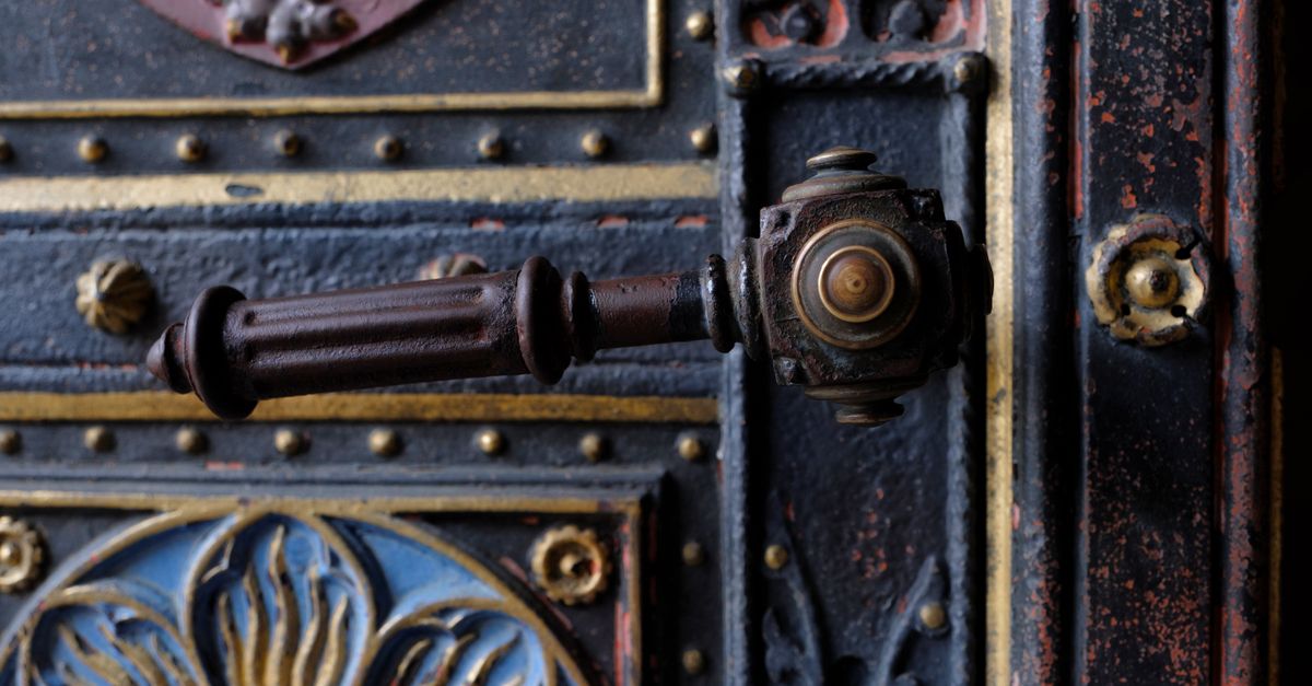 front door lock key — Clinton St Locksmith